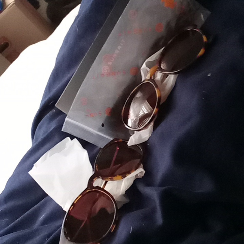 Sun glasses - Picture 3 of 3